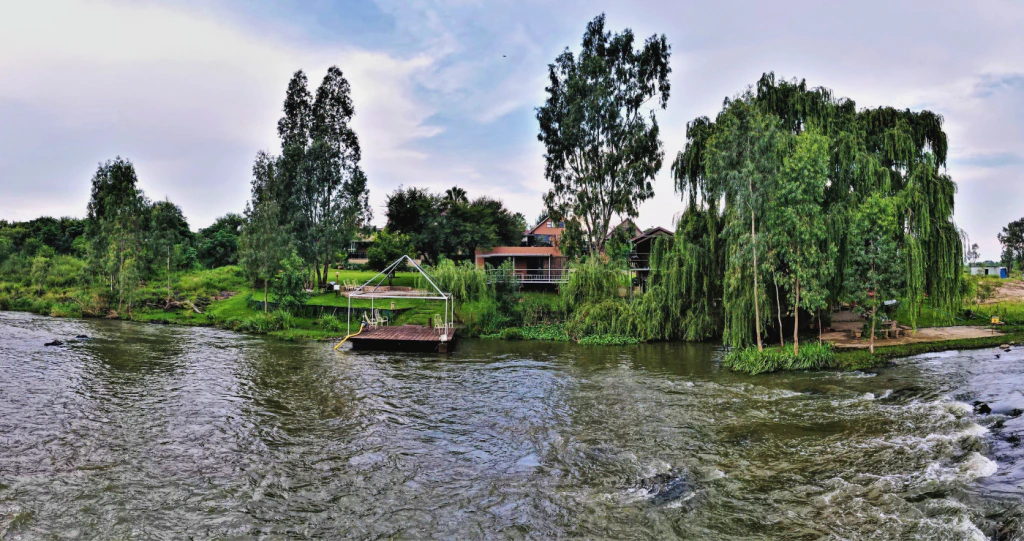 Rivier- en damwegbreke buite Johannesburg en Pretoria