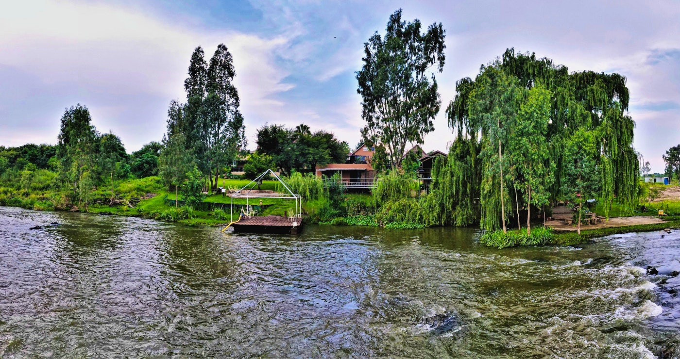 Rivier- en damwegbreke buite Johannesburg en Pretoria