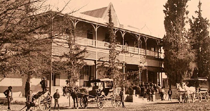 Die sykant van die Drostdy Hotel, circa 1880. Foto: William Roe, Graaff-Reinet Museum Versameling